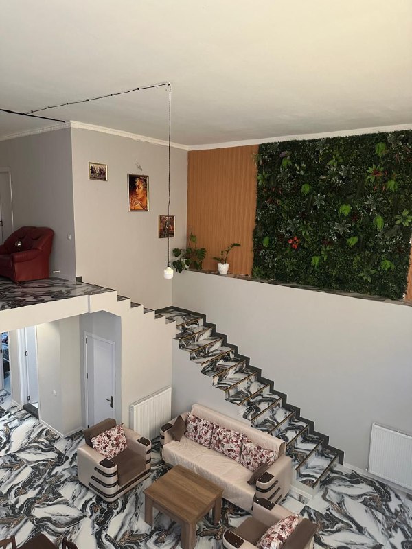 Дом 5 спален с подвалом, земельным участком 7