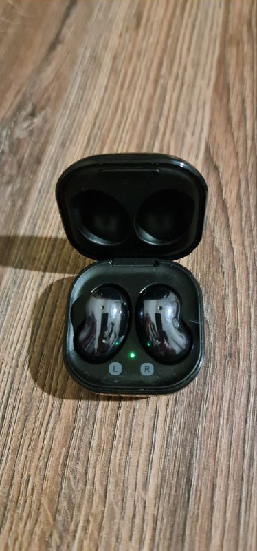Galaxy Buds Live, Samsung wireless charger, Galaxy Watch Active 2 2