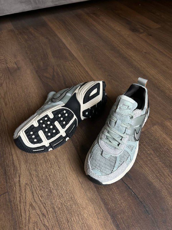 Кроссовки nike v2k run US 11 UK 8.5 новые