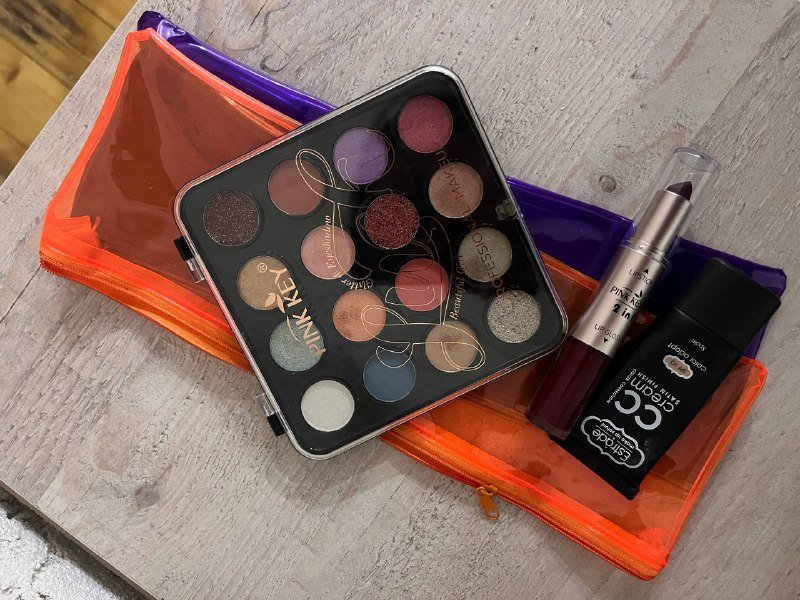 Палетка теней, помада, рюкзак, черная сумка, розовая шапка Adidas