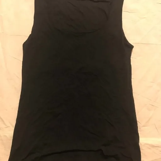Чёрная майка Zara, накидка Mango, жёлтая блузочка Massimo Dutti