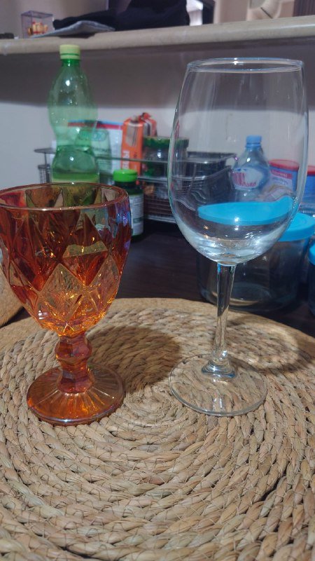 Ручной массажёр, кроссовки Quechua, гирлянда, скатерть, капучинатор, набор тарелок, сито и венчик, подставки, бокалы, стеклянные контейнеры 9