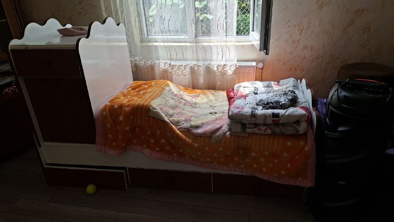 Кровать с одеялами и покрывалом