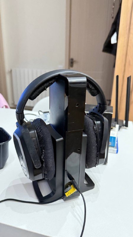 Игра PS4 FIFA 17, микрофон Boya, роутер Tenda, память Vengeance 8GBx2, наушники Sennheiser, Go Pro hero 4 session 6