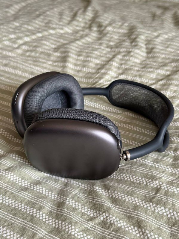 AirPods Max в черном цвете с проводом для зарядки 6