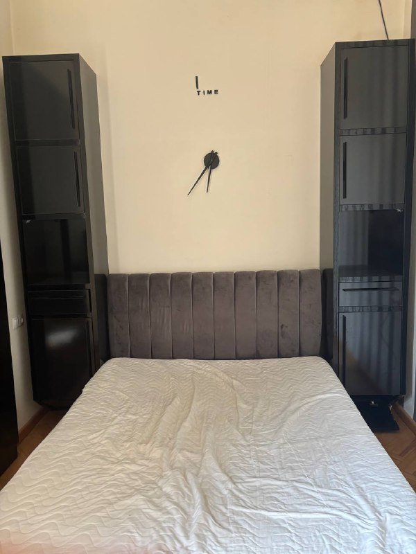 прикроватные стойки, рабочий стол, кровать, шкаф