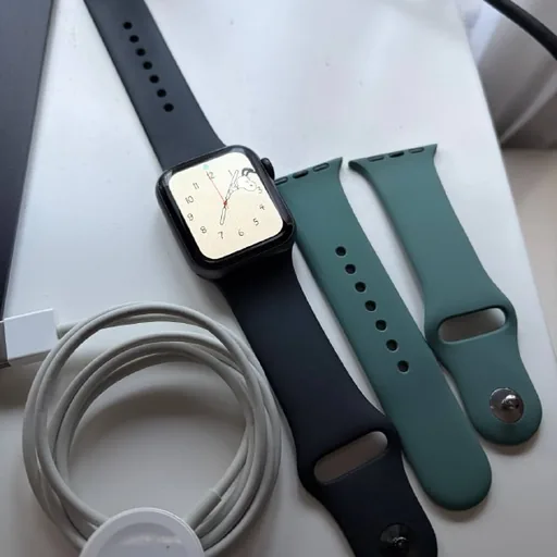 Apple Watch Series 5 40mm GPS, two straps, charger