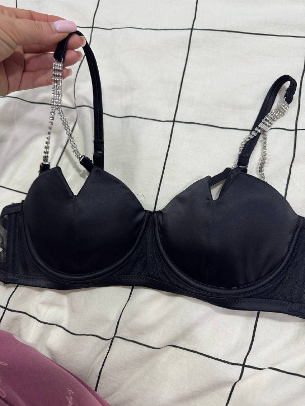 Черный бюстгальтер с цепочками