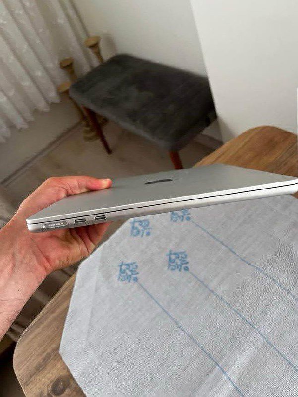 Macbook Air M2 2022 8ГБ RAM 256 SSD 4