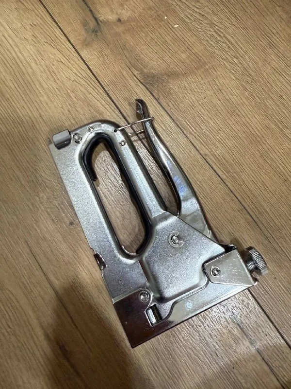 Степлер и скобы (2 уп.)