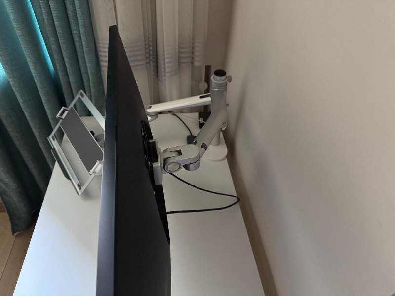 Монитор Samsung LU28R550UQIXCI, кронштейн 2