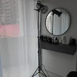 Комод, зеркало, консоль, свет Godox, софтбокс, ковер, полки, мусорка 2