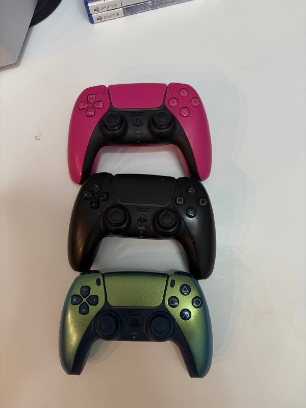 PlayStation 5 с геймпадами, играми и наушниками 2