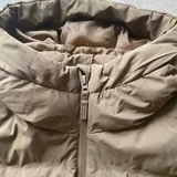 Женский пуховик Uniqlo, джинсы Mavi, худи, сумка Coccinelle 2