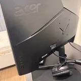 Стол JYSK, монитор Acer Nitro, гарнитура HyperX 4