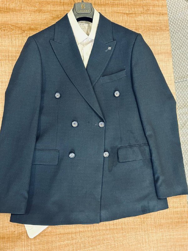 Классический мужской костюм с двубортным пиджаком