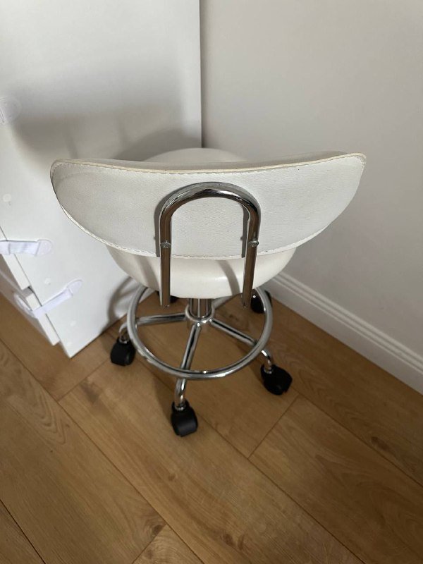 Стул мастера регулируемый по высоте на колесах 4