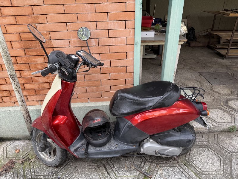 Зеркало в раме, стул барный, деревянный стол, вытяжка, скутер Honda с шлемом 9