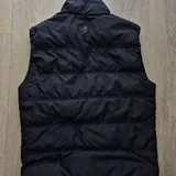 Жилет Versace, кеды Gucci, часы Diesel 3