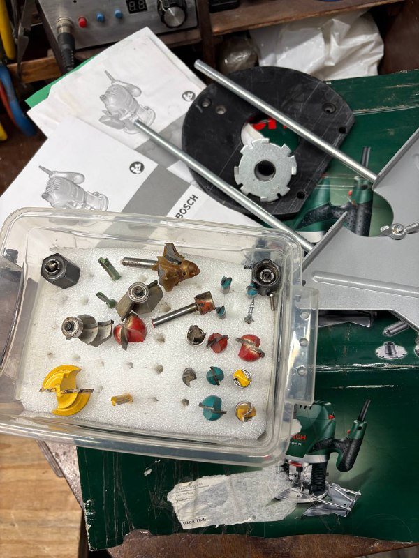 Столярный верстак с фрезером Bosch и пилой Stanley 10