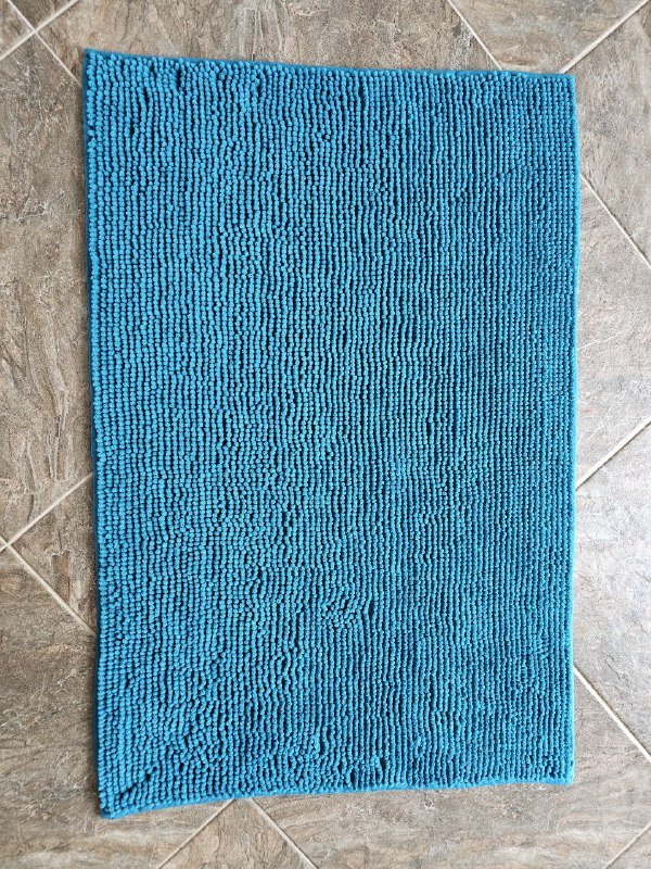 Кушетка, коврик для ванной, соляная лампа 2