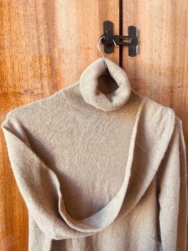 Серая куртка sweatybetty, черный пуховик Celio, серая поддевка Uniqlo, свитер H&M, бежевая жилетка 5