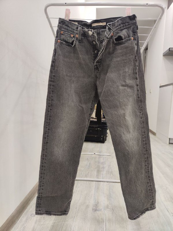 Кеды 37 размер, джинсы Levis 26 размер, тональный крем Sisheido 240 Quartz 2