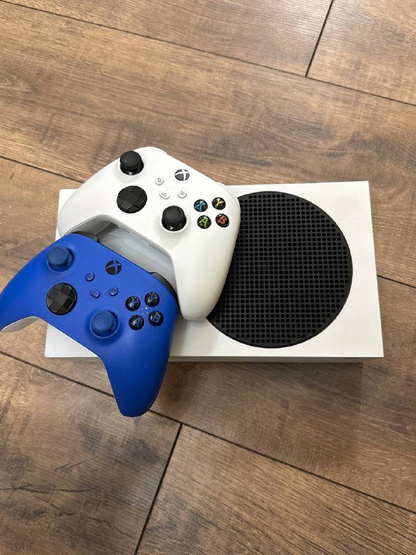 Игровая консоль Xbox Series S с двумя джойстиками
