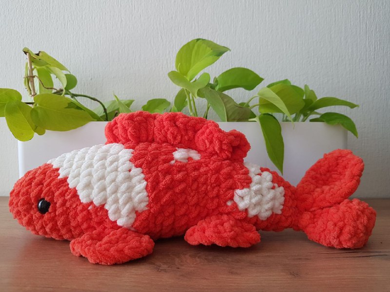 Вязаные игрушки котик, акула, карп кои белый и красный 8