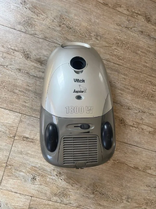 Пылесос Vitek 1