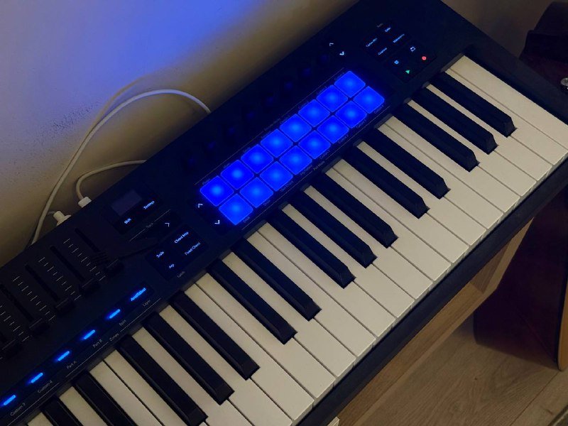 Novation Launchkey 49 MK4 MIDI контроллер 2