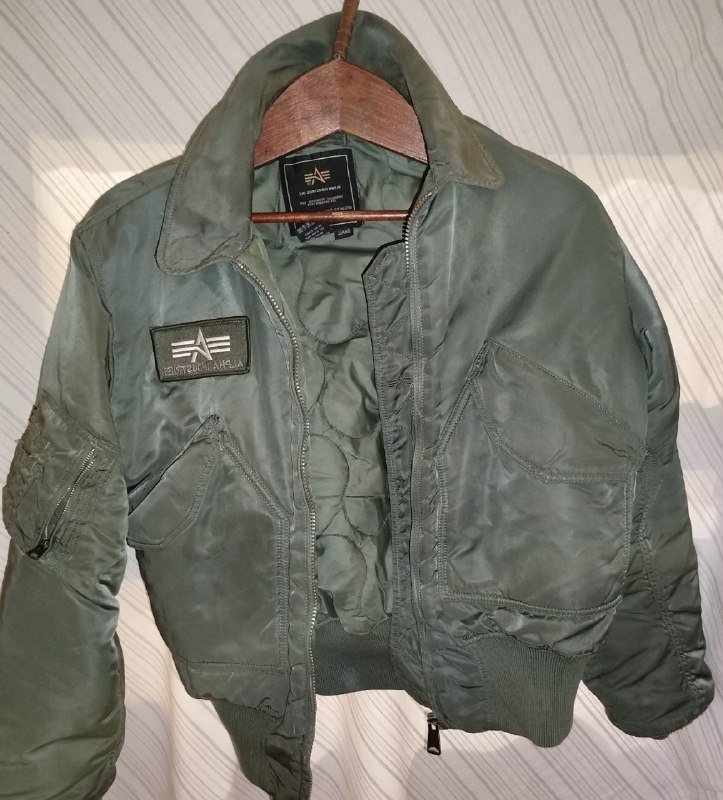 Зелёная куртка бомбер размер S