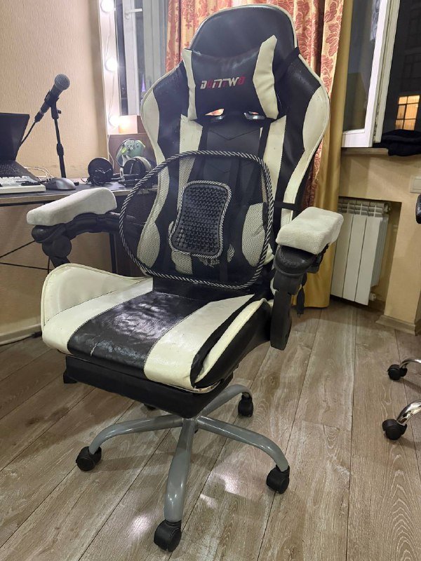 Компьютерное кресло черно-белое, кожаное директорское кресло