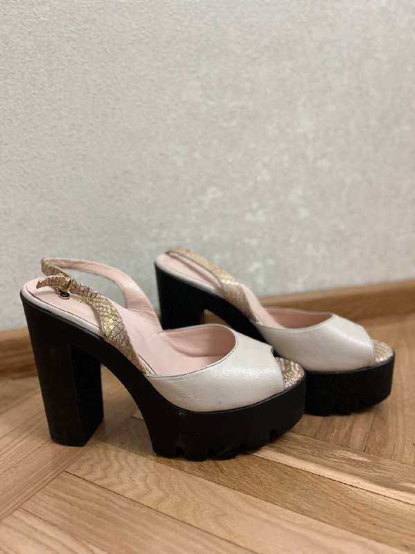 женская обувь летняя коллекция бежевые черные белые босоножки ботфорты