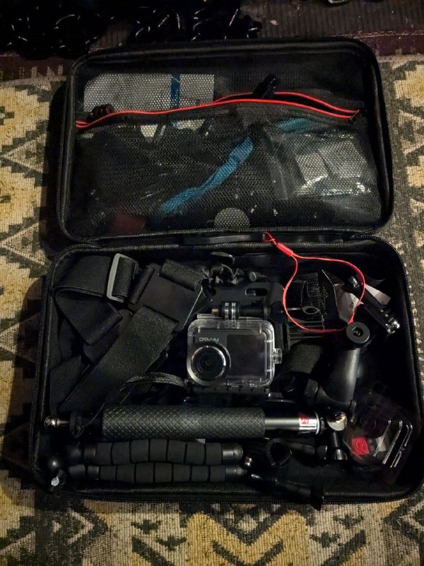 Neewer camera set, Akaso camera, accessories, 2 SD cards 4
