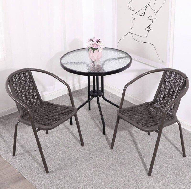 Стол и два стула