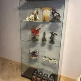 Стеклянный шкаф, светлый стол, подставка IKEA SIGFINN, стол Secretlab Magnus, кресло Secretlab 4
