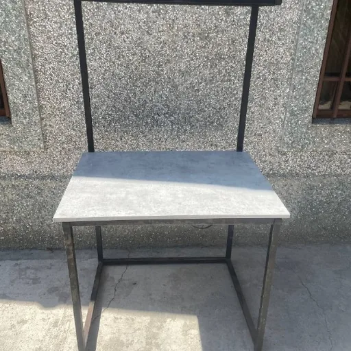 Стол с металлическим каркасом