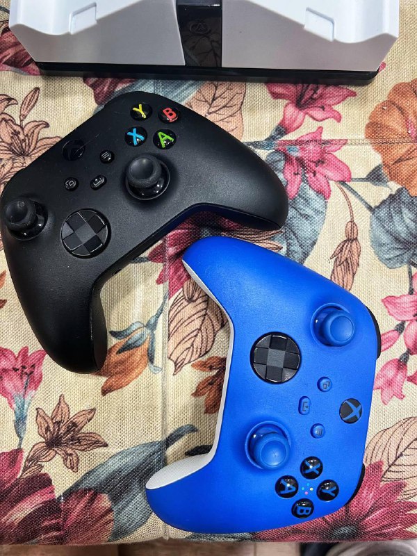 XBOX SERIES X with 2 controllers and charging station 2