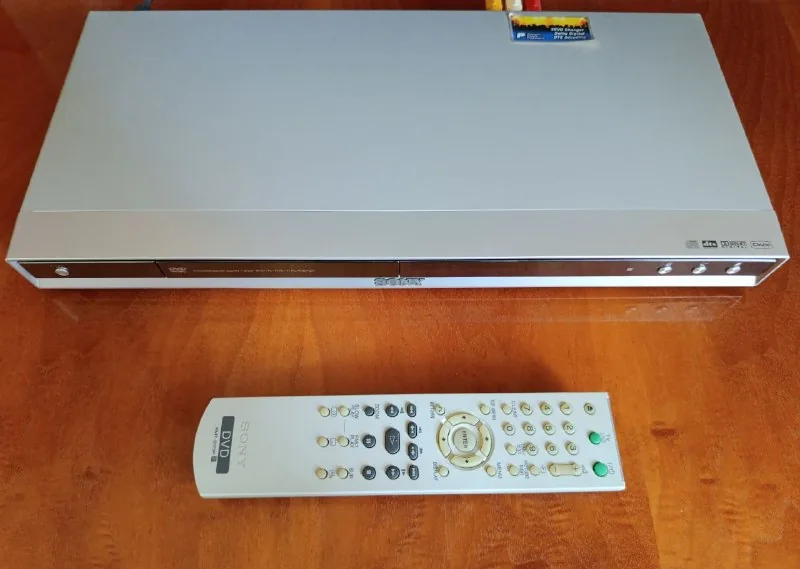 DVD-плеер Sony, винтажный подсвечник, нерабочий вентилятор 1