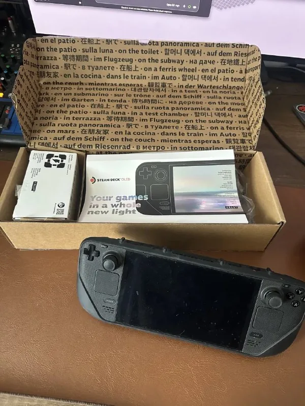 Steam Deck OLED 512GB с комплектом dbrand и док-станцией Baseus 1