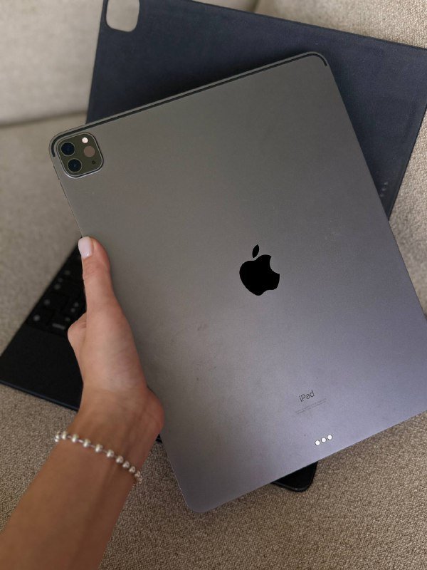 iPad Pro 2022 с оригинальной клавиатурой