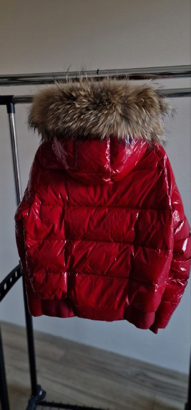 Сумка Moschino Couture, высокие кеды Michael Kors, пуховик Moncler 8