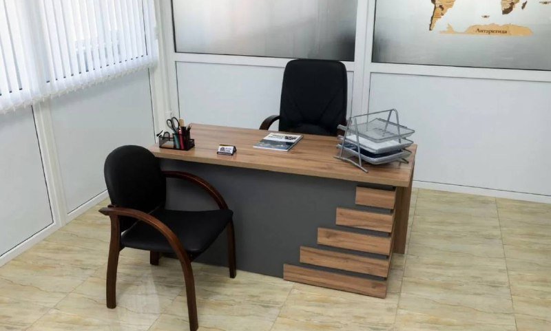Офисный стол и кресло