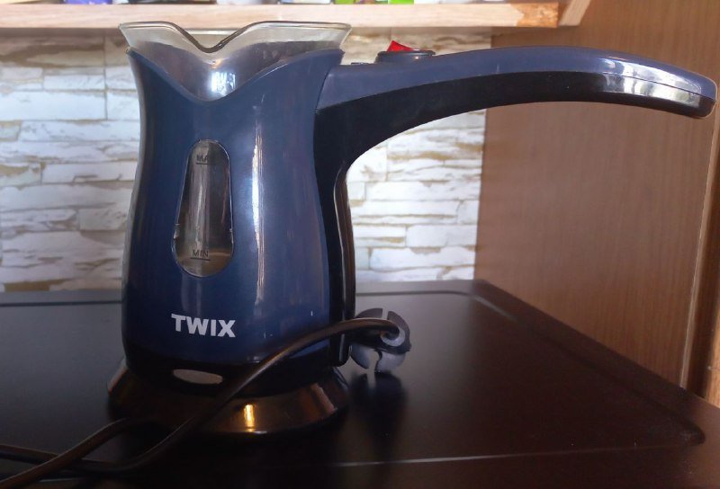 Стол рабочий, раскладушка, электрическая духовка, электрокофеварка 5