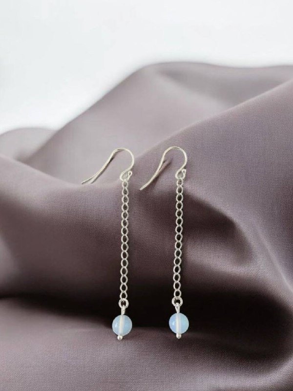 Минималистичные серьги из серебра с лунным камнем