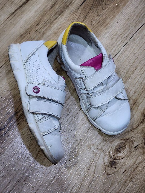 Детские белые и желтые кроссовки