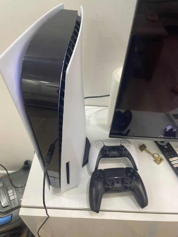 PlayStation 5 с дисководом, два джойстика