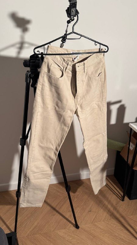 Черное платье струящееся, джинсы Guess бежевые 5