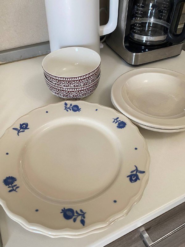 Тарелки, миски, бокалы, столовые приборы, пледы, одеяло, коврики, полка для обуви